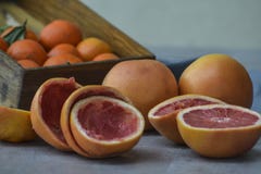 Verse grapefruits en mandarins op grijze achtergrond stock afbeeldingen Verse grapefruits en mandarins op grijze achtergrond stock afbeeldingen