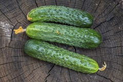 Verse groene komkommer op de geweven beboste achtergrond stock afbeeldingen Verse groene komkommer op de geweven beboste achtergrond stock afbeeldingen