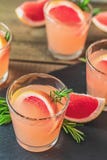 Verse roze alcoholische cocktail met grapefruit, ijs en rozemarijn stock afbeelding Verse roze alcoholische cocktail met grapefruit, ijs en rozemarijn stock afbeelding