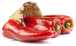 Verse Spaanse pepers in rieten mand royalty-vrije stock afbeeldingen Verse Spaanse pepers in rieten mand royalty-vrije stock afbeeldingen