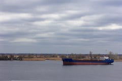 Versenden Sie auf dem IJssel-Fluss nahe Wilsum während eines frühen sonnigen und nebelhaften Morgens lizenzfreies stockfoto Versenden Sie auf dem IJssel-Fluss nahe Wilsum während eines frühen sonnigen und nebelhaften Morgens lizenzfreies stockfoto