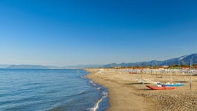 Versilia-Strandansicht über Sonnenaufgang Stockbild Versilia-Strandansicht über Sonnenaufgang Stockbild