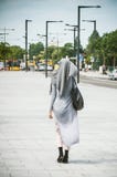 Versluierde Moslimvrouw die in de straat dichtbij het station lopen Stock Fotografie Versluierde Moslimvrouw die in de straat dichtbij het station lopen Stock Fotografie