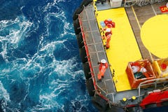 Versorgungsschiffübergangsfracht zur Öl- und Gasindustrie und bewegliche Fracht vom Boot zur Plattform, Bootswarteübergangsfracht lizenzfreies stockfoto Versorgungsschiffübergangsfracht zur Öl- und Gasindustrie und bewegliche Fracht vom Boot zur Plattform, Bootswarteübergangsfracht lizenzfreies stockfoto