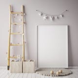 Verspotten Sie herauf Plakatrahmen im Kinderraum, Innenhintergrund der skandinavischen Art, Lizenzfreie Stockfotografie Verspotten Sie herauf Plakatrahmen im Kinderraum, Innenhintergrund der skandinavischen Art, Lizenzfreie Stockfotografie