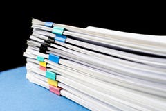 Verspotten Sie oben, stapeln Sie von den Papierdokumenten in den Bibliotheksdateien mit Büroklammern auf Schreibtisch in den Büro stockbild Verspotten Sie oben, stapeln Sie von den Papierdokumenten in den Bibliotheksdateien mit Büroklammern auf Schreibtisch in den Büro stockbild