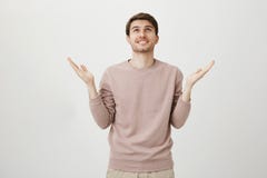 Verstandskiespijnen Portret van de knappe Kaukasische mens die in pijn, van ongemak fronsen, die aan tandpijn lijden terwijl stock foto's Verstandskiespijnen Portret van de knappe Kaukasische mens die in pijn, van ongemak fronsen, die aan tandpijn lijden terwijl stock foto's