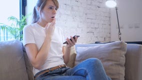 Verstoor Peinzende Vrouw die aan Verlies, Smartphone reageren stock afbeeldingen Verstoor Peinzende Vrouw die aan Verlies, Smartphone reageren stock afbeeldingen