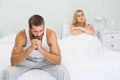 Verstoord paar die elkaar na strijd op bed negeren royalty-vrije stock afbeeldingen Verstoord paar die elkaar na strijd op bed negeren royalty-vrije stock afbeeldingen