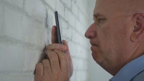 Verstoorde en Zenuwachtige Zakenman Reading Disappointed een Tekst van de Celtelefoon royalty-vrije stock fotografie Verstoorde en Zenuwachtige Zakenman Reading Disappointed een Tekst van de Celtelefoon royalty-vrije stock fotografie