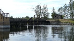 Vertedero histórico de la aguja en el río de Havel al lado del pueblo Guelpe en Havelland Alemania almacen de video Vertedero histórico de la aguja en el río de Havel al lado del pueblo Guelpe en Havelland Alemania almacen de video