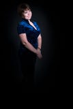 Verticale d'une femme sur un profil noir de background Images libres de droits Verticale d'une femme sur un profil noir de background Images libres de droits