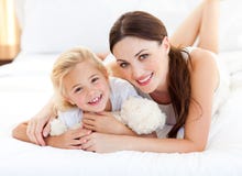 Verticale d'une mère de sourire et de sa petite fille image libre de droits Verticale d'une mère de sourire et de sa petite fille image libre de droits