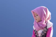 Verticale d'une petite fille image stock Verticale d'une petite fille image stock