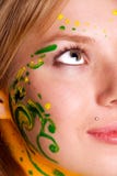 Verticale de jeune jolie femme avec la peinture de fuselage images libres de droits Verticale de jeune jolie femme avec la peinture de fuselage images libres de droits