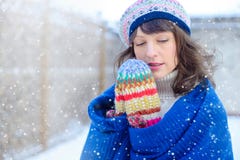 Verticale de l'hiver d'un jeune femme Beauté Girl modèle joyeux touchant sa peau de visage et riant, ayant l'amusement dans le pa images stock Verticale de l'hiver d'un jeune femme Beauté Girl modèle joyeux touchant sa peau de visage et riant, ayant l'amusement dans le pa images stock
