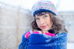Verticale de l'hiver d'un jeune femme Beauté Girl modèle joyeux touchant sa peau de visage et riant, ayant l'amusement dans le pa photographie stock libre de droits Verticale de l'hiver d'un jeune femme Beauté Girl modèle joyeux touchant sa peau de visage et riant, ayant l'amusement dans le pa photographie stock libre de droits