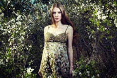 Verticale de la femme romantique dans un jardin d'été images libres de droits Verticale de la femme romantique dans un jardin d'été images libres de droits