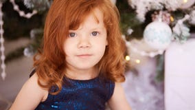 Verticale de petite fille Intérieur de Noël Cheveux rouges horizonta images libres de droits Verticale de petite fille Intérieur de Noël Cheveux rouges horizonta images libres de droits