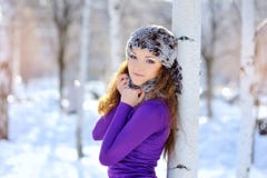 Verticale extérieure de l'hiver Belle fille de sourire posant en hiver photographie stock libre de droits Verticale extérieure de l'hiver Belle fille de sourire posant en hiver photographie stock libre de droits
