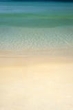 Verticale tropicale semplice della sabbia e del mare fotografia stock Verticale tropicale semplice della sabbia e del mare fotografia stock