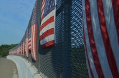 rostige kettengliedzaunbeschaffenheit vertikale streifen von amerikanischen flaggen auf sonnenseite des landstraßenüberführungszauns stockfoto roter maschendrahtzaunschatten stockfoto bild sicherheit rostige kettengliedzaunbeschaffenheit vertikale streifen von amerikanischen flaggen auf sonnenseite des landstraßenüberführungszauns stockfoto roter maschendrahtzaunschatten stockfoto bild sicherheit