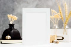Vertikaler weißer Fotorahmenspott oben mit trockenen Anlagen im Vase, im Notizbuch und in den Holzhäusern auf Regal Skandinavisch Stockbild Vertikaler weißer Fotorahmenspott oben mit trockenen Anlagen im Vase, im Notizbuch und in den Holzhäusern auf Regal Skandinavisch Stockbild