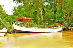 Vertrek van de boot excursie op de rivier Kamchia in Bulgarije stock afbeelding Vertrek van de boot excursie op de rivier Kamchia in Bulgarije stock afbeelding