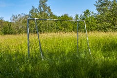 Verwaister, einsamer Fußballplatz stockfotos Verwaister, einsamer Fußballplatz stockfotos