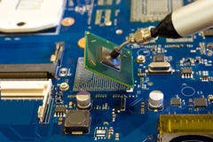 Verwijdering van de spaander door vacuümpincet Het werk aangaande het demonteren van elektronische componenten stock afbeeldingen Verwijdering van de spaander door vacuümpincet Het werk aangaande het demonteren van elektronische componenten stock afbeeldingen