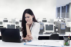 Verwirrte Geschäftsfrau, die mit Laptop arbeitet lizenzfreie stockfotos Verwirrte Geschäftsfrau, die mit Laptop arbeitet lizenzfreie stockfotos