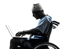 Verwonde mens in rolstoel gegevensverwerkingslaptop computersilhouet royalty-vrije stock fotografie Verwonde mens in rolstoel gegevensverwerkingslaptop computersilhouet royalty-vrije stock fotografie