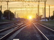 Verzweigung von Eisenbahnen vor dem hintergrund eines hellen Sonnenuntergangs stockbild Verzweigung von Eisenbahnen vor dem hintergrund eines hellen Sonnenuntergangs stockbild