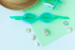 verão flatlay com óculos de proteção, chapéu, relógio na hortelã e claro do watersport - fundo azul, estilo minimalistic, espaço imagens de stock verão flatlay com óculos de proteção, chapéu, relógio na hortelã e claro do watersport - fundo azul, estilo minimalistic, espaço imagens de stock