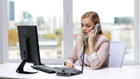 Verärgerte Geschäftsfrau mit Computer um Telefon ersuchend stock footage Verärgerte Geschäftsfrau mit Computer um Telefon ersuchend stock footage