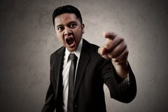 Verärgerter asiatischer Geschäftsmannpunkt Stockbild Verärgerter asiatischer Geschäftsmannpunkt Stockbild