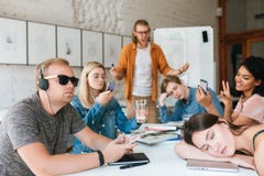 Verärgerter Lehrer, der nahes Brett steht und auf Studenten schreit, weil sie ` t hörend er aren Gruppe Kursteilnehmer lizenzfreie stockbilder Verärgerter Lehrer, der nahes Brett steht und auf Studenten schreit, weil sie ` t hörend er aren Gruppe Kursteilnehmer lizenzfreie stockbilder