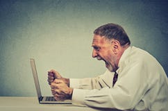 Verärgerter wütender älterer Geschäftsmann, der an dem Computer, schreiend arbeitet Lizenzfreies Stockfoto Verärgerter wütender älterer Geschäftsmann, der an dem Computer, schreiend arbeitet Lizenzfreies Stockfoto