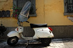 Vespa velho do vintage no alto de San Miniato, Itália fotos de stock Vespa velho do vintage no alto de San Miniato, Itália fotos de stock