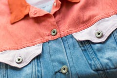 Veste de rose et de blues-jean avec le fond de poches Fin de veste de jeans de filles photographie stock libre de droits Veste de rose et de blues-jean avec le fond de poches Fin de veste de jeans de filles photographie stock libre de droits