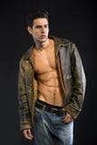 Veste en cuir de port de jeune homme beau sur le torse nu photos stock Veste en cuir de port de jeune homme beau sur le torse nu photos stock