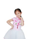 Vestido chino de la tradición del rosa de la pequeña muchacha asiática feliz del niño que lleva para la celebración china del Año imagen de archivo libre de regalías Vestido chino de la tradición del rosa de la pequeña muchacha asiática feliz del niño que lleva para la celebración china del Año imagen de archivo libre de regalías