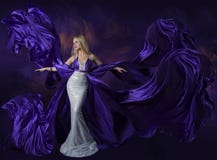Vestido de la belleza de la mujer que vuela el paño de seda púrpura, señora Creative Fashi imagen de archivo Vestido de la belleza de la mujer que vuela el paño de seda púrpura, señora Creative Fashi imagen de archivo