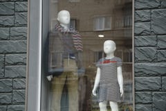Vestindo manequins, o shopping, através da roupa nova durante a compra, o ` colorido s das mulheres veste-se nos ganchos de madei imagens de stock royalty free Vestindo manequins, o shopping, através da roupa nova durante a compra, o ` colorido s das mulheres veste-se nos ganchos de madei imagens de stock royalty free