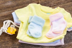 Vestiti del bambino fotografie stock libere da diritti Vestiti del bambino fotografie stock libere da diritti