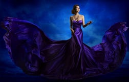 Vestito da modo della donna, tessuto blu di Art Gown Flying Waving Silk Immagini Stock Libere da Diritti Vestito da modo della donna, tessuto blu di Art Gown Flying Waving Silk Immagini Stock Libere da Diritti