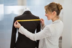 Vestito di misurazione dello stilista immagine stock libera da diritti Vestito di misurazione dello stilista immagine stock libera da diritti