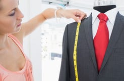 Vestito di misurazione dello stilista femminile sul manichino fotografie stock Vestito di misurazione dello stilista femminile sul manichino fotografie stock