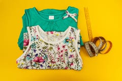 Vestito due su un fondo giallo fotografia stock libera da diritti Vestito due su un fondo giallo fotografia stock libera da diritti