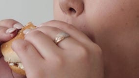 Vet meisje die Hamburger dicht omhoog eten het concept ongezonde kost en het gezonde eten stock videobeelden Vet meisje die Hamburger dicht omhoog eten het concept ongezonde kost en het gezonde eten stock videobeelden
